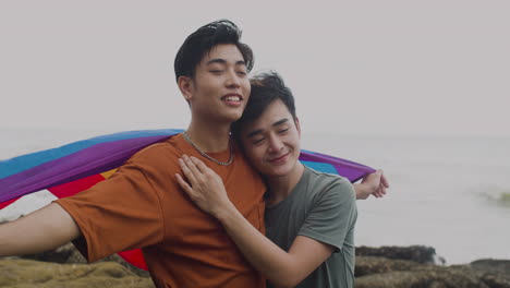 una pareja con una bandera arco iris.