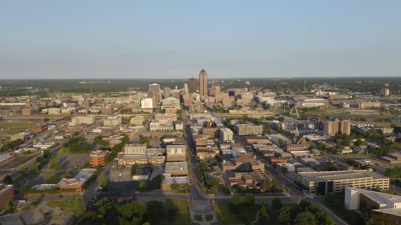 toma de establecimiento del centro de des moines, iowa, en un día claro de verano