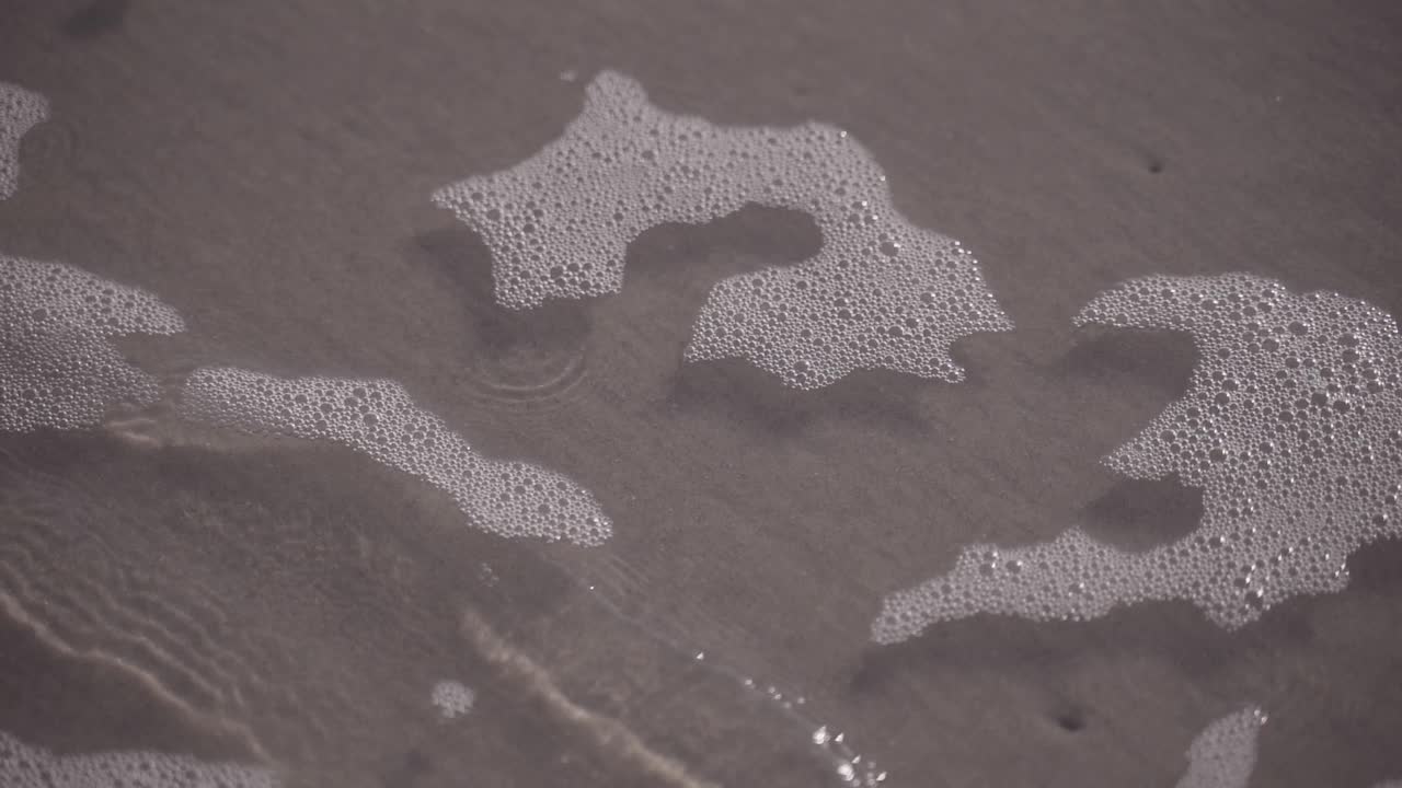 파도가 북캐롤라이나 해변으로 돌진하고 있습니다.