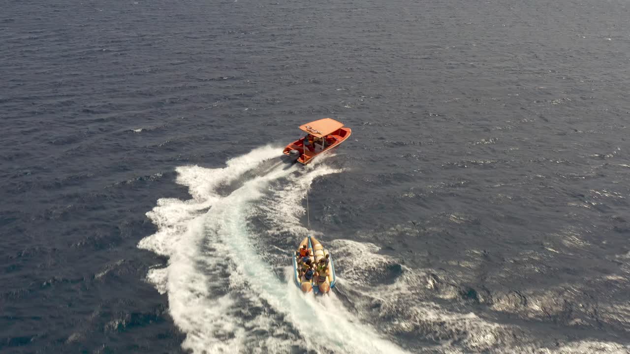 배와 물 위의 사람들