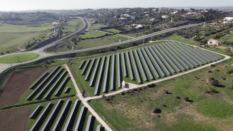 granja solar fotovoltaica con vista de arriba hacia abajo, futuro generador de energía, lagos