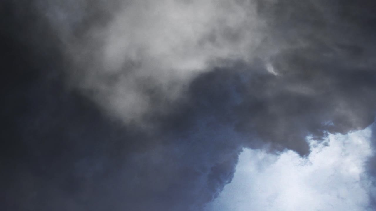 vista de nubes oscuras sobre el cielo y tormenta
