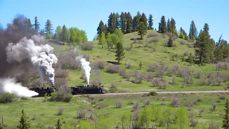 Bajo-Del-Tren-De-Vapor-Cumbres-Y-Toltecas-Moviéndose-A-Través-De-Las-Montañas-De-Colorado-Cerca-De-Chama-Nuevo-México-3