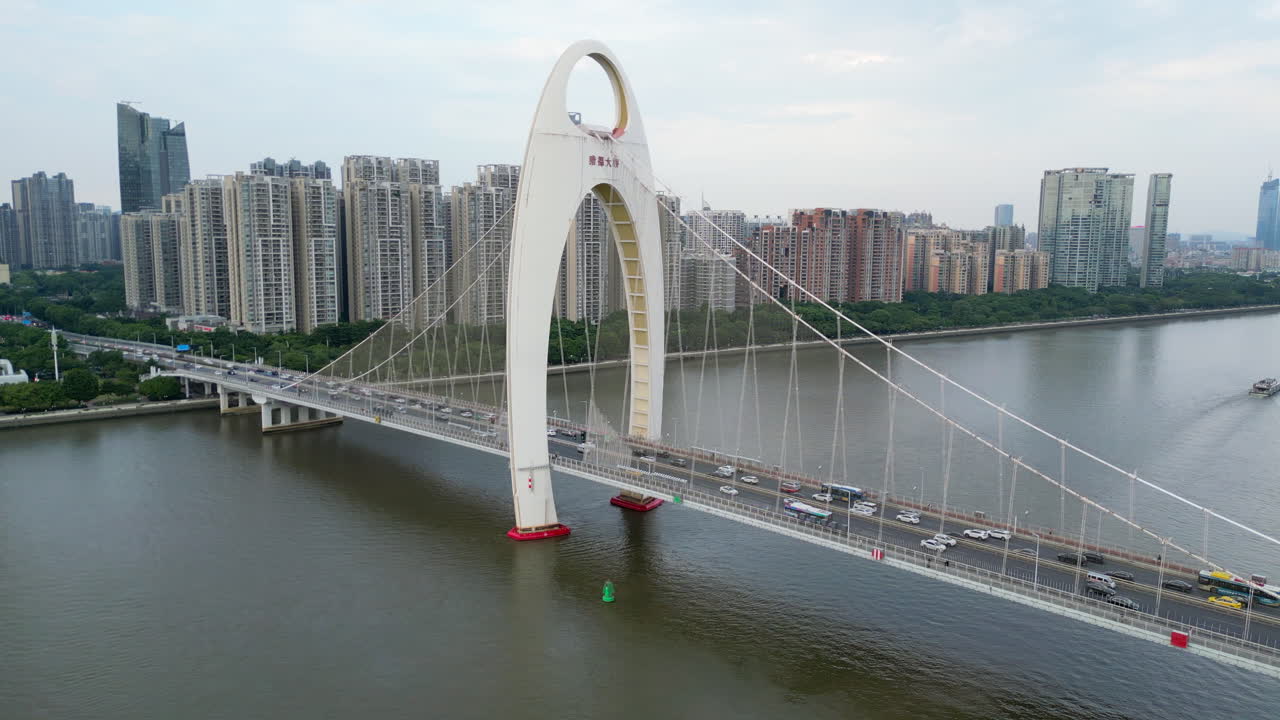 el tráfico se arrastra a través del puente hua nan al final del día en guangzhou, china