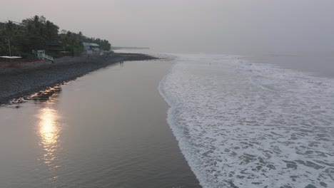vista aérea de la playa en la bocana el tunco el salvador