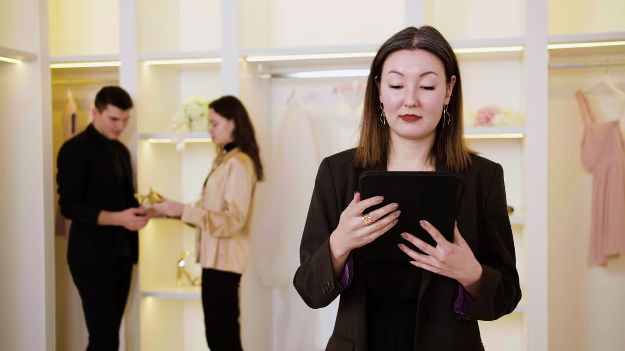 태블릿을 사용하는 웨딩 플래너