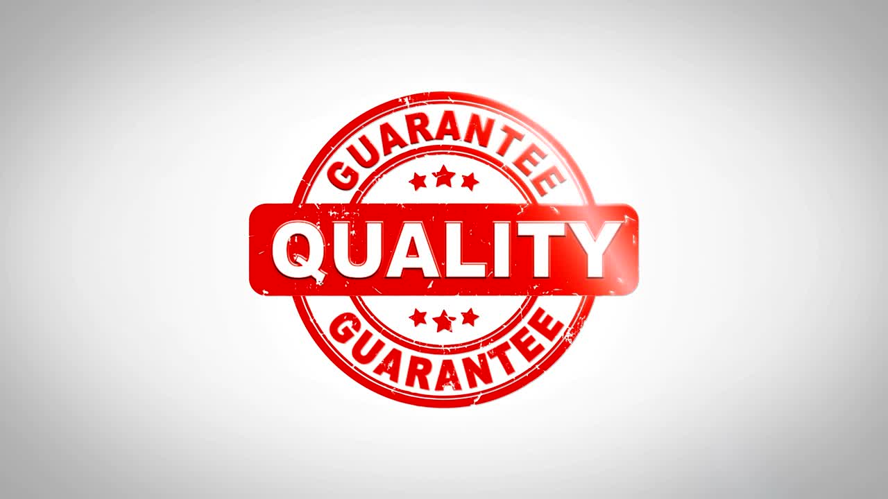 texto de estampado de calidad firmado animación de sello de madera. tinta roja en fondo de superficie de papel blanco limpio con fondo mate verde incluido.