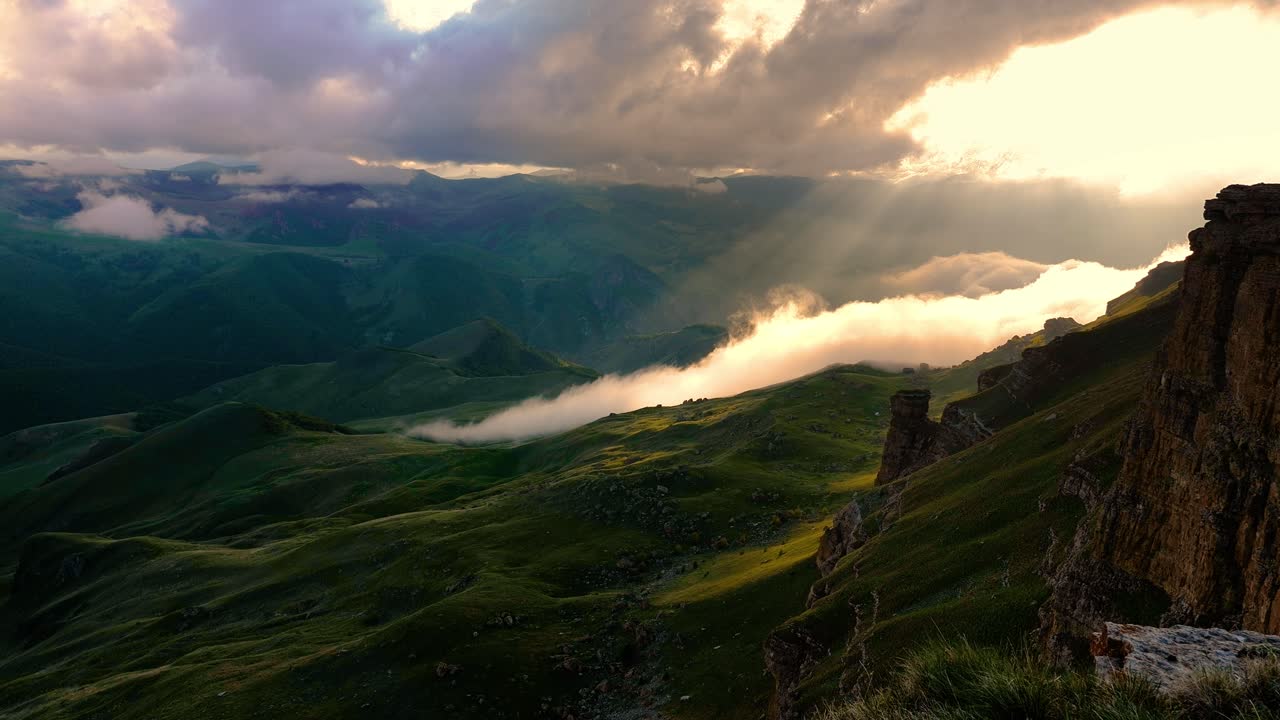 nubes bajas sobre una meseta montañosa en los rayos del atardecer. atardecer en la meseta de bermamyt norte del cáucaso, karachay-cherkessia, rusia.