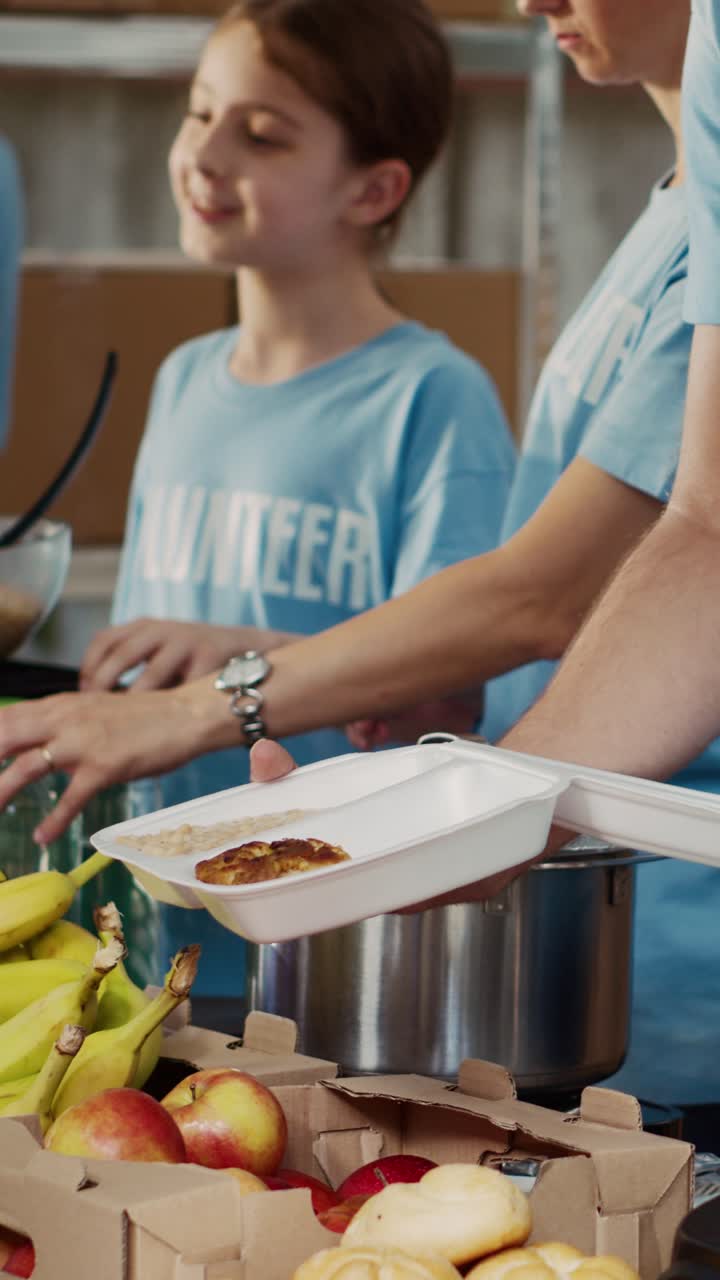 Vídeo vertical: pessoa com deficiência em cadeira de rodas recebendo comida grátis