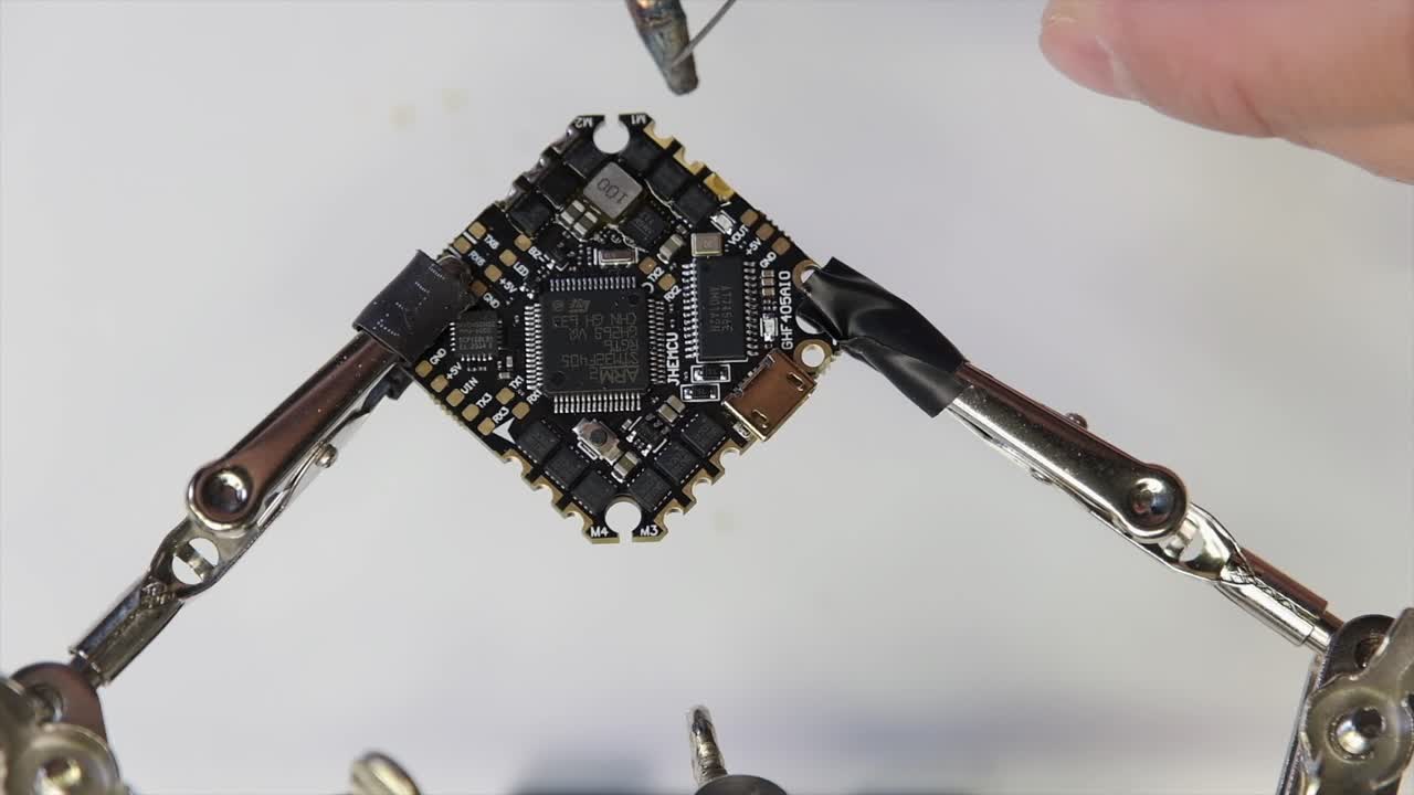 fabricación de drones, chips, soldaduras, reparaciones, mecánicos y placas base