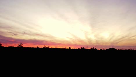 Vista-Aérea-Del-Estanque-Durante-La-Puesta-De-Sol-En-Un-Bosque