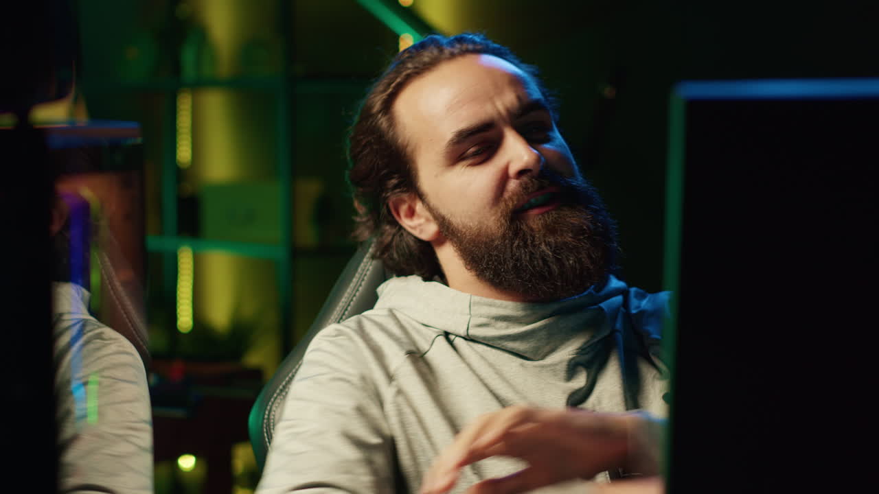 un jugador enérgico interactuando con los espectadores que ven su transmisión en vivo