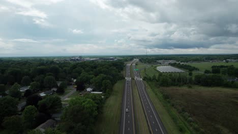 en un día nublado, se usó un dron para capturar la concurrida carretera con muchos autos moviéndose hacia arriba y hacia abajo a gran velocidad