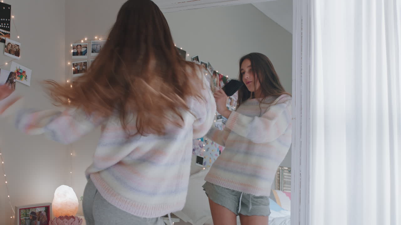 행복한 십대 소녀가 침실에서 음악에 맞춰 춤을 추고 주말을 축하하고 재미있게 노래하며 집에서 파자마를 입고