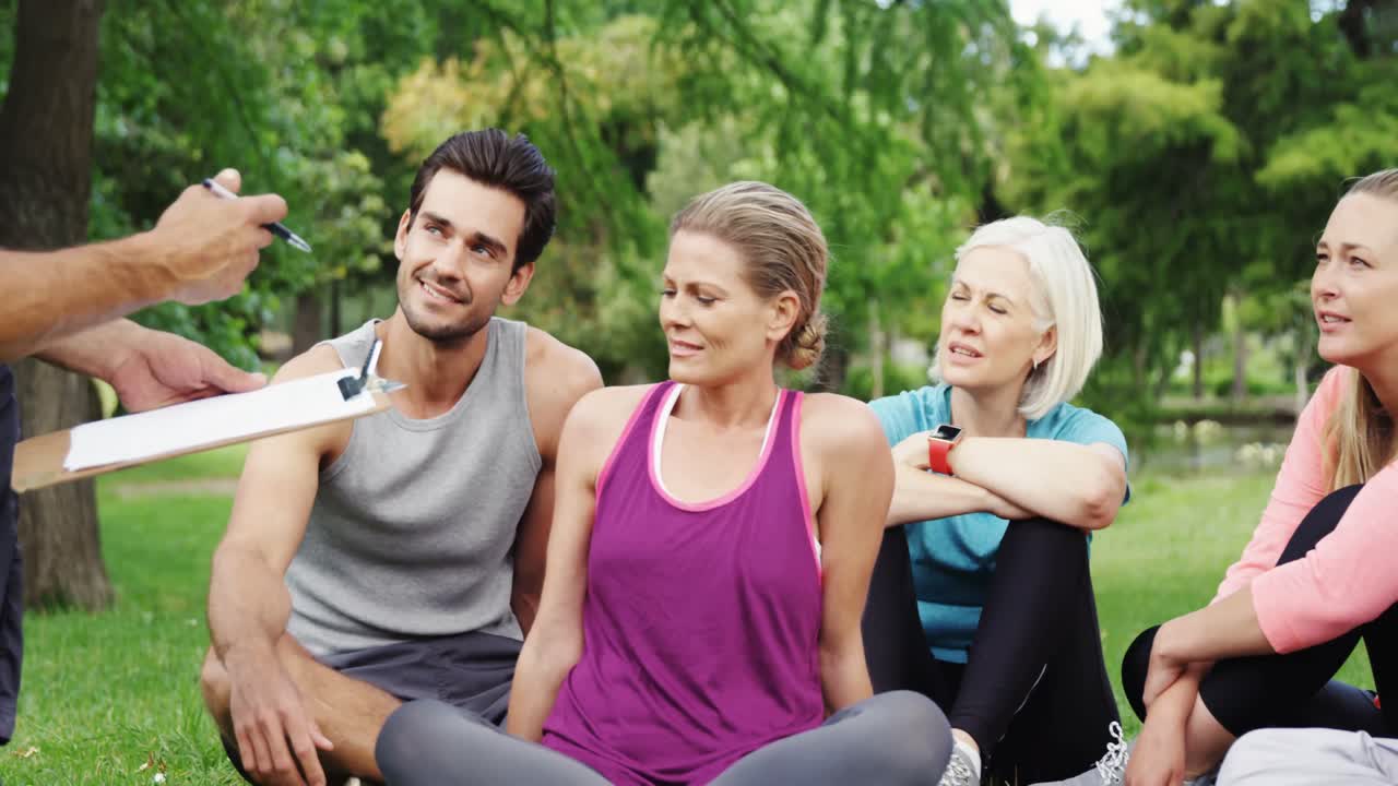 공원에서 트레이너와 상호 작용하는 사람들의 그룹