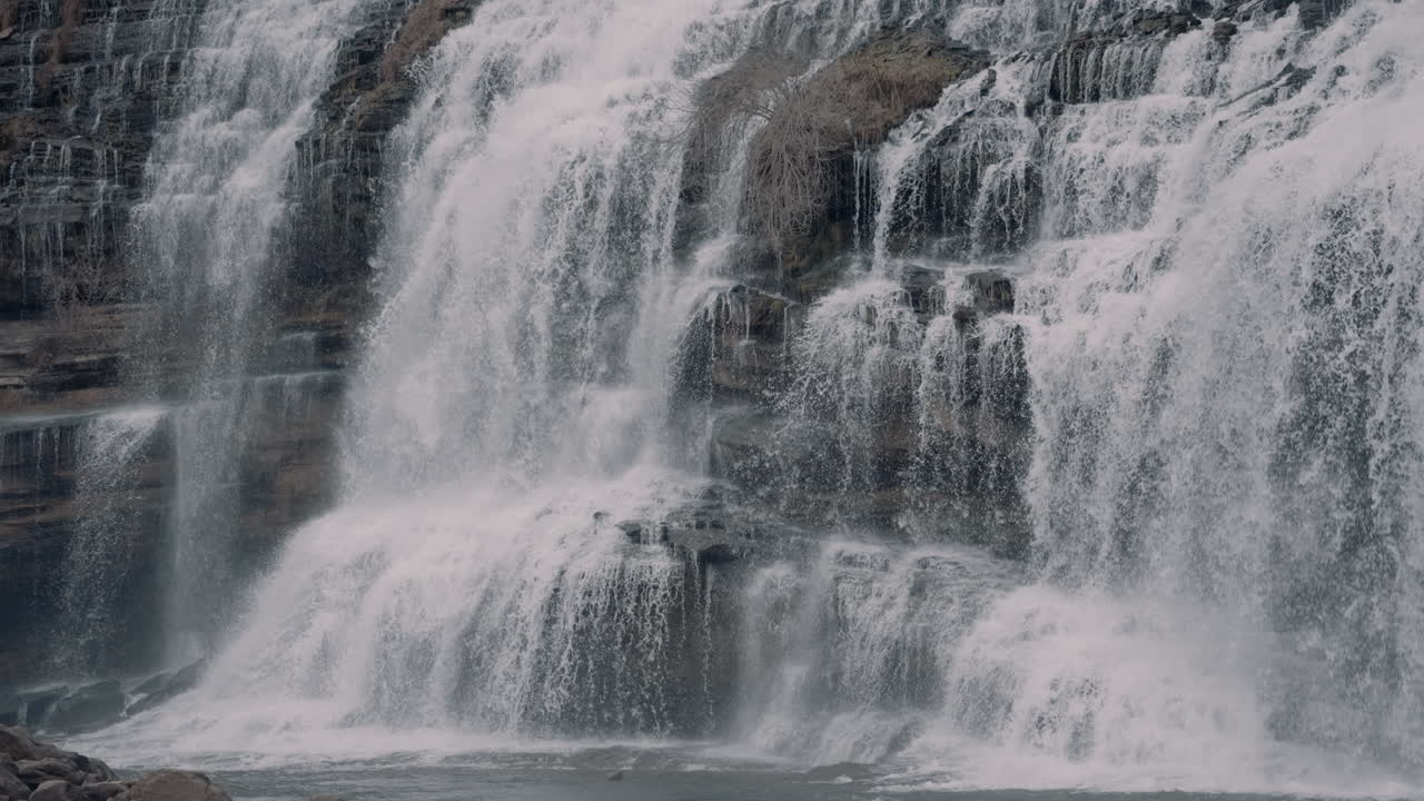 Majestetisk foss som fosser nedover steiner