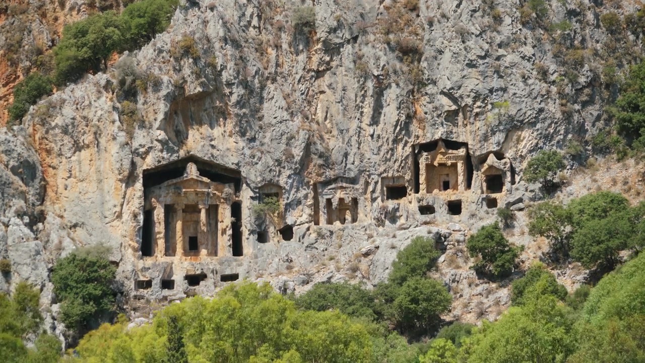 Dalyan'da Yamaçlara Oyulmuş Antik Likya Kaya Mezarları