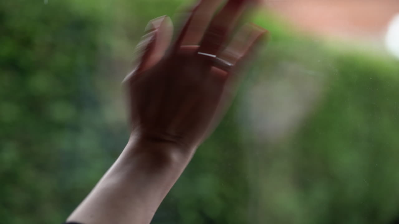 mujer golpeando la ventana y luego saludando a alguien