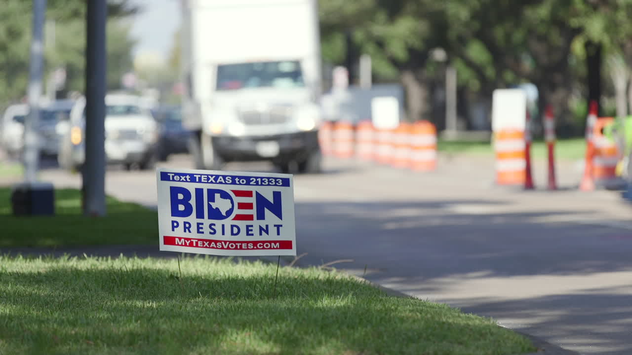 un cartel de césped de biden en houston, texas con el objetivo de sacar el voto para las próximas elecciones presidenciales en el área