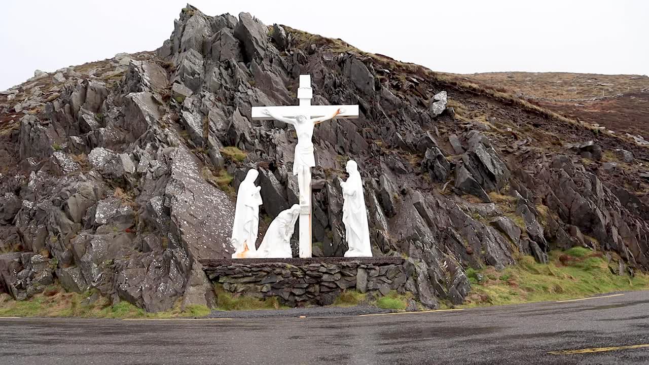 십자가가 있는 4k 비디오의 딩글 반도