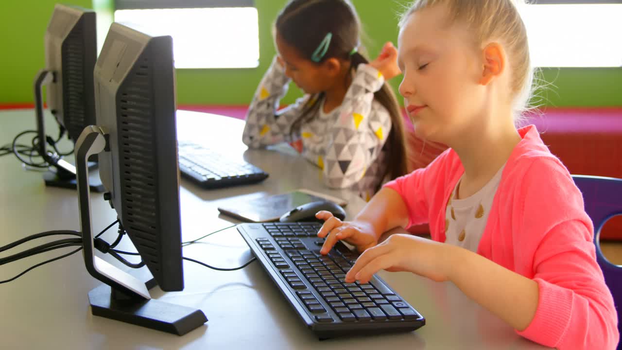 escolares que estudian en la computadora en la escuela 4k