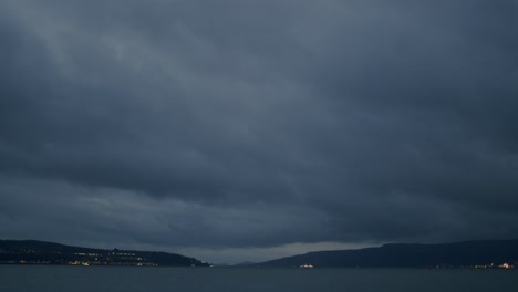 Zeitraffer-Vom-Abend-Zur-Nacht-Mit-Gewitterwolken-über-Der-Bucht