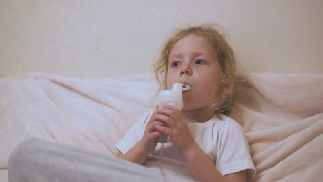 Verärgertes-Mädchen-Unterzieht-Sich-Einer-Behandlung-Mit-Einem-Inhalator,-Der-Im-Bett-Liegt