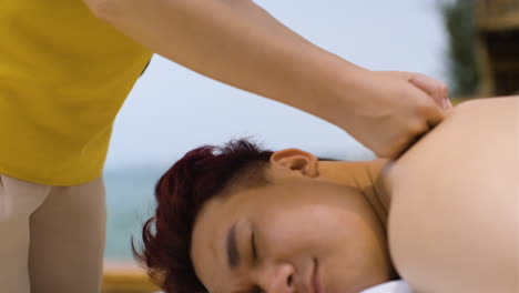 남자에게 마사지를 주는 안마사