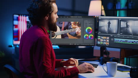 el videógrafo revisa las imágenes y selecciona las escenas, recortándolas utilizando herramientas de edición especializadas