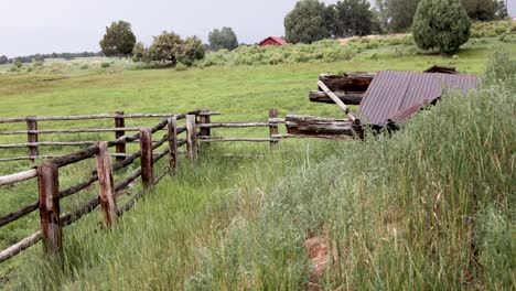 Sommer-Colorado-Weide-Zaun-Gras-Weht-Im-Wind