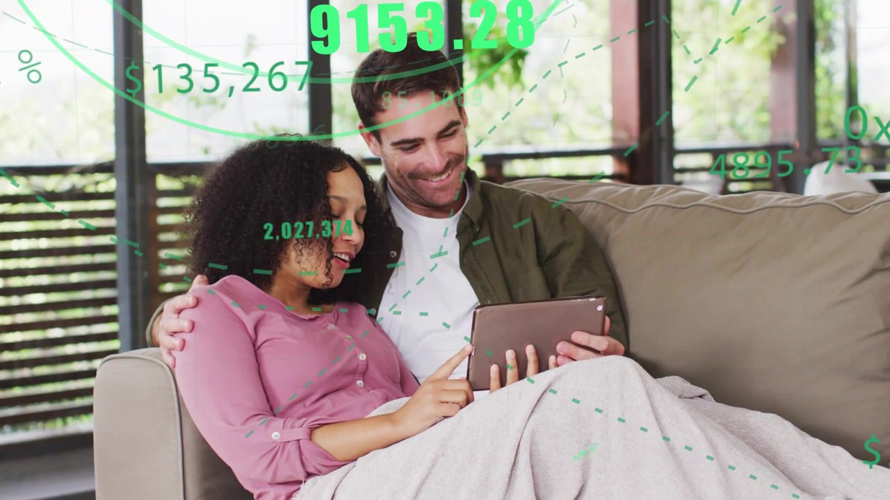Pareja en el sofá usando una tablet, la mujer inicia una superposición financiera que muestra totales crecientes para sus objetivos