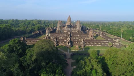 Drohne-Fliegt-über-Angkor-Wat-Sonnenaufgang-Erkundet-Geheimnisse-Der-Alten-Geschichte-Kambodscha-Dschungeltempel-Dschungel-Buddhistischer-Tourist