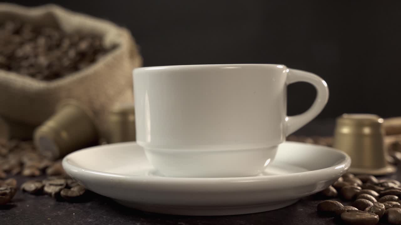 コーヒー豆、カプセル、白いカップのある静物