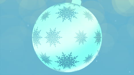 Große-Weihnachtskugel-Mit-Schneeflocken-Im-Blauen-Himmel