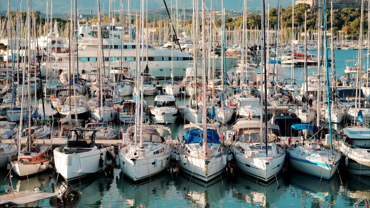 Molteplici barche ormeggiate nel porto Vauban ad Antibes, Francia