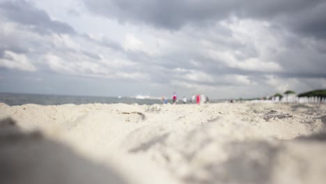 Tomada-Desde-Abajo-En-Una-Playa-De-Arena-Bajo-Un-Cielo-Espectacular