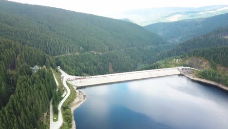 tir de drone d'un barrage sur la route de la transalpine en roumanie