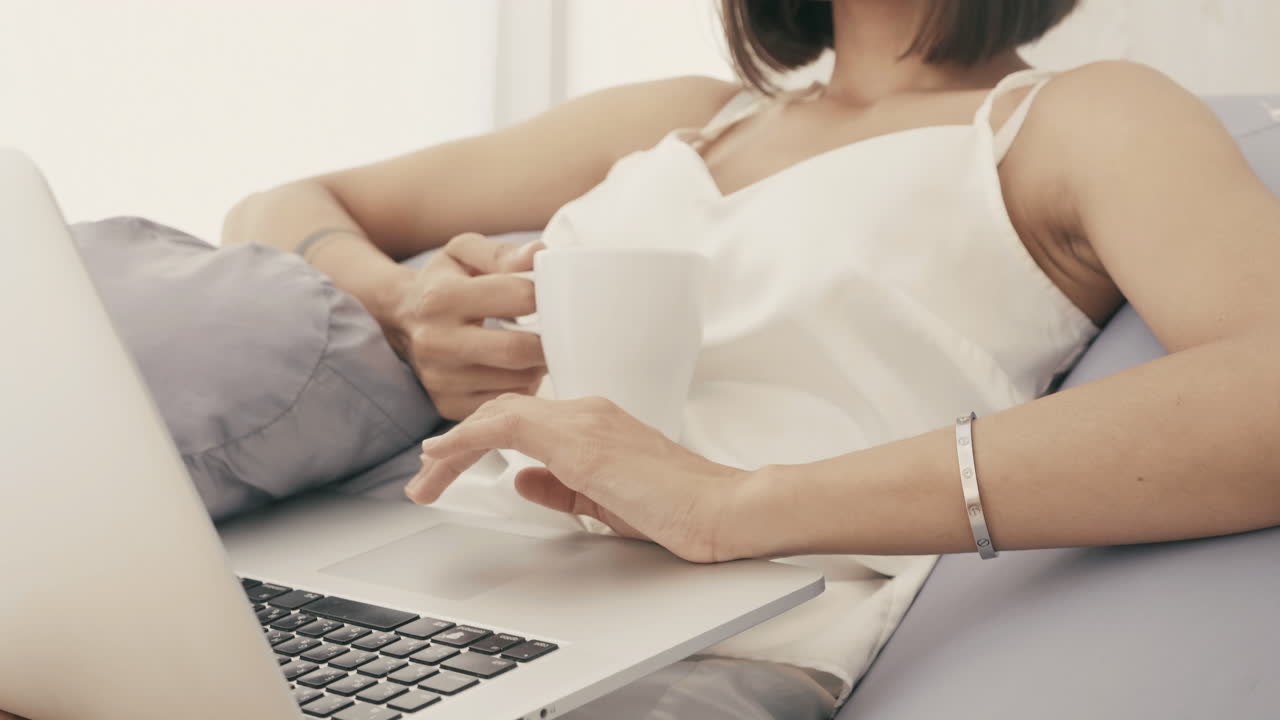 mujer relajándose y trabajando en una computadora portátil
