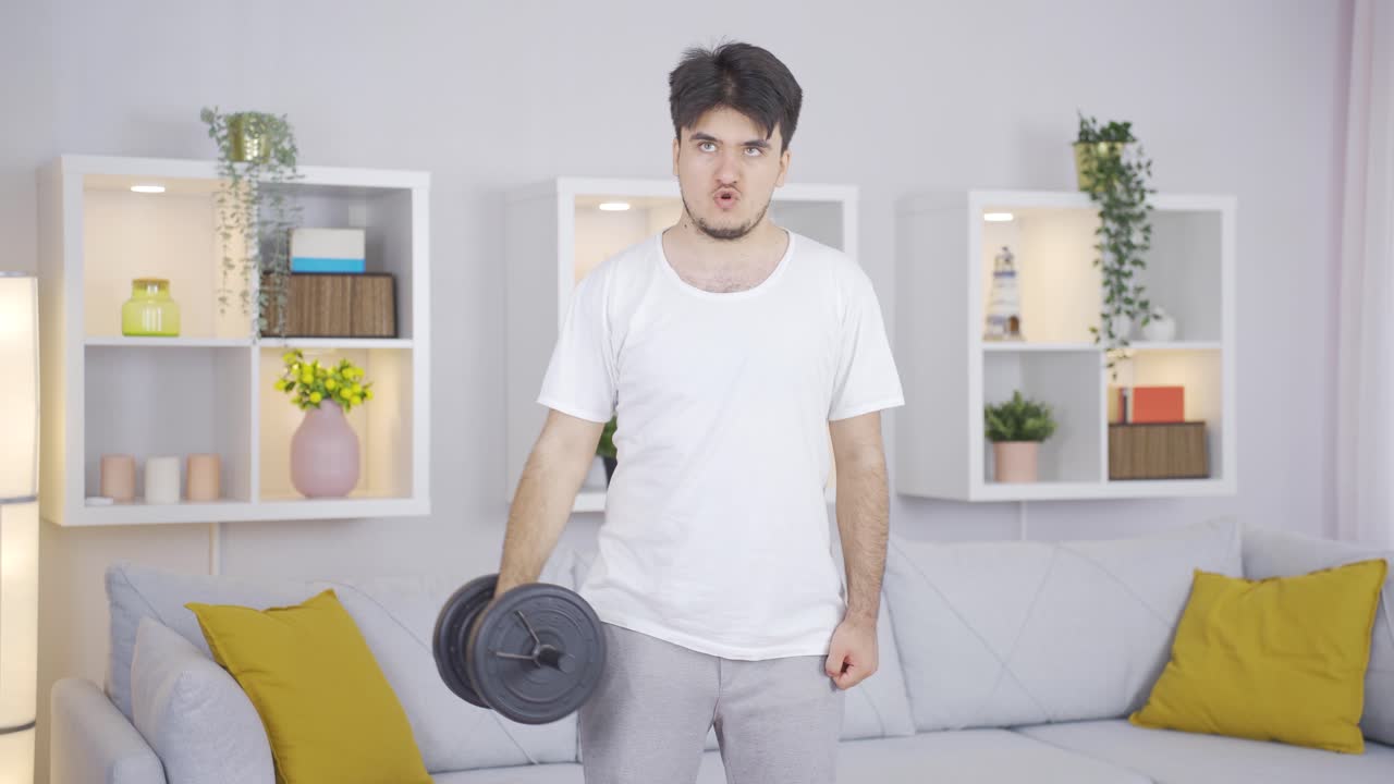 인간은 덤벨로 어깨 근육을 개발합니다.