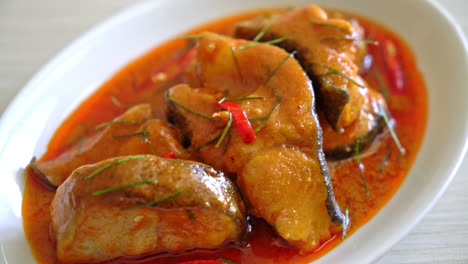 Rotschwanzwelsfisch-In-Getrockneter-Roter-Currysauce,-Die-Choo-Chee-Genannt-Wird,-Oder-Ein-King-Of-Curry,-Gekocht-Mit-Fisch,-Serviert-Mit-Einer-Würzigen-Sauce