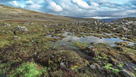 un paisaje desolado de la meseta montañosa de aurlandsfjellet en noruega es capturado en un video de time-lapse