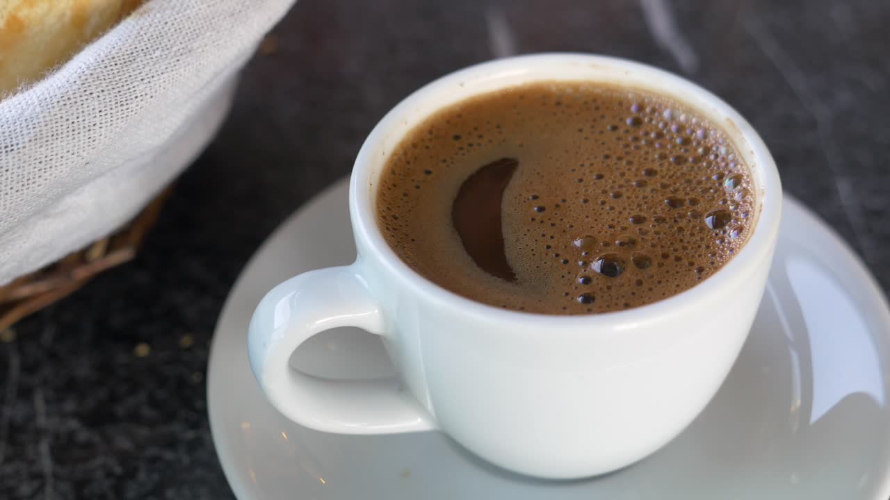 Primo piano di una tazza di caffè turco con schiuma