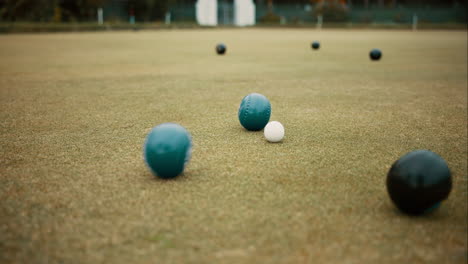 verde, bolas y juego de bolos de césped en la hierba