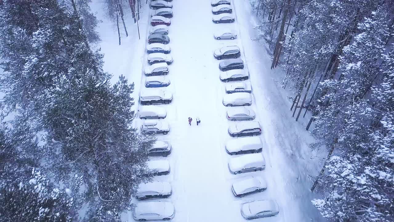 숲 속 의 눈 인 주차장