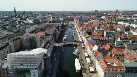 Descenso-Aéreo-Del-Puerto-De-Nyhavn,-Copenhague,-Dinamarca