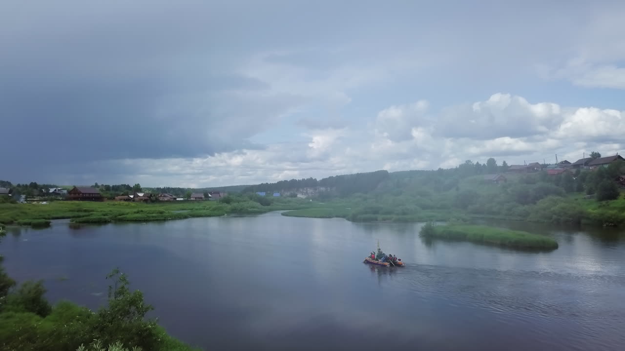 paisaje fluvial con kayak