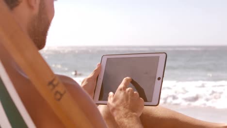 hombre usando su tableta