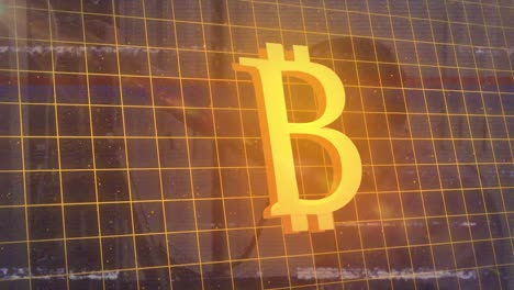 animación de interferencia y símbolo de bitcoin en la red sobre el hombre de negocios que usa el teléfono