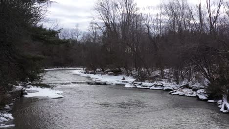 Río-Helado-De-Invierno-Con-Mini-Cascada