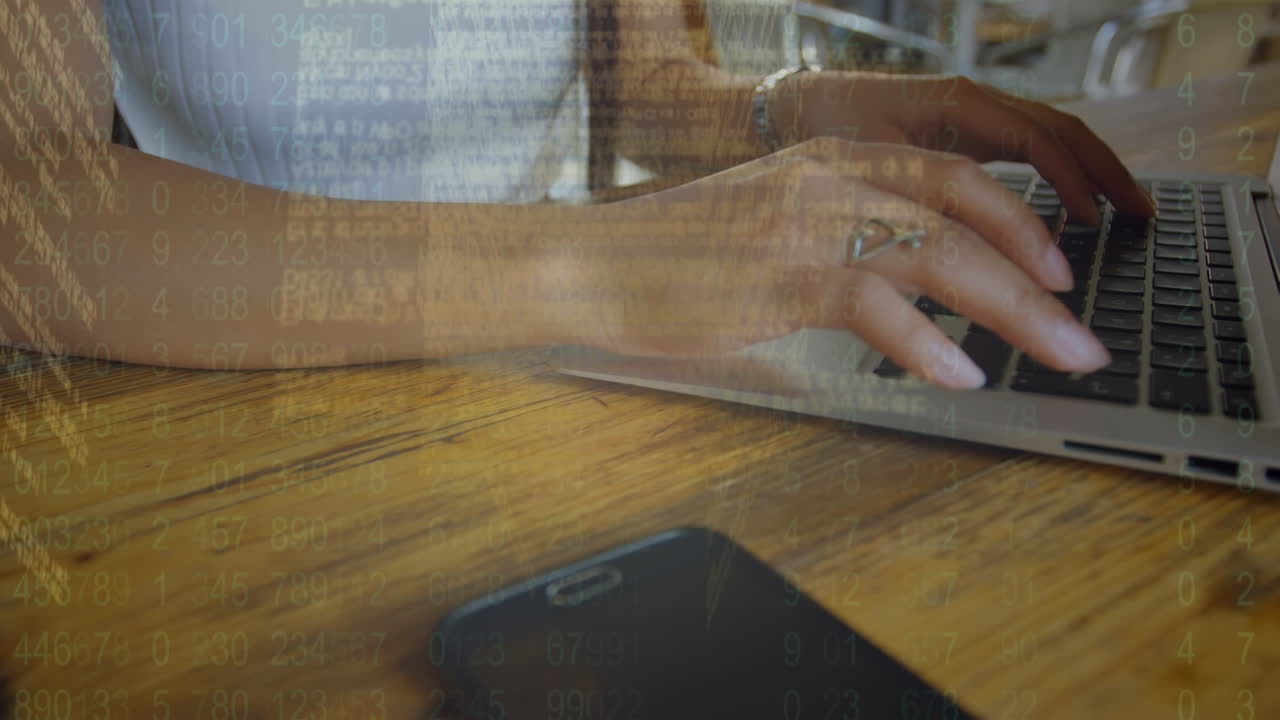 animación del procesamiento de datos sobre una persona que utiliza una computadora portátil